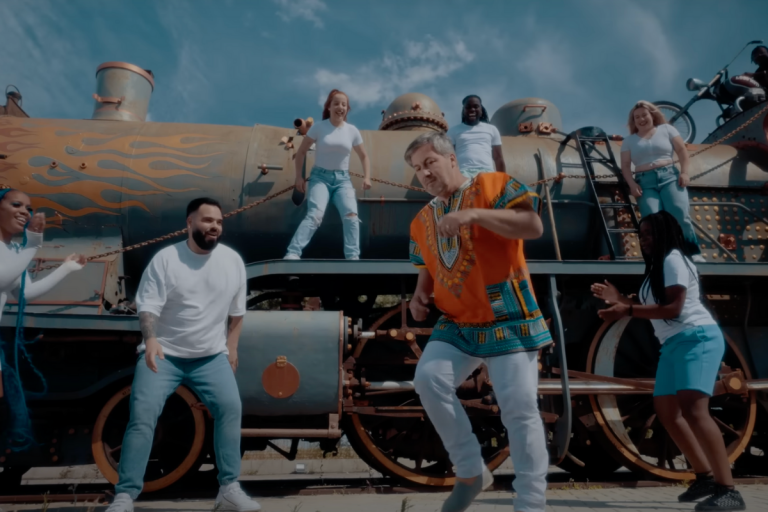 Castigo Bruno de Carvalho canta e dança no novo videoclipe de Scró Q