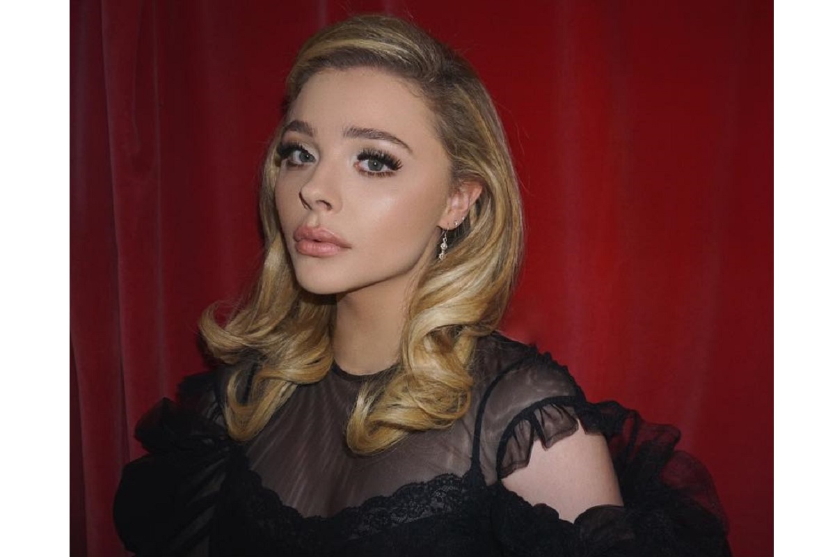 Eles fazem com que tu duvides de ti”. Chloe Grace Moretz revela que  ponderou colocar silicone