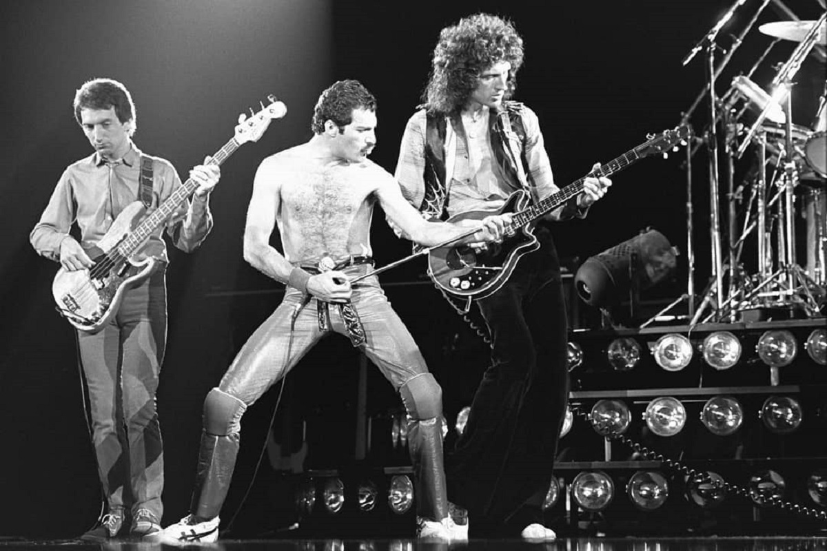 Рок музыканты xx века. Группа Queen 1980. Рок музыканты куин. Группа Queen 1980 Concert. Queen John Deacon 1980.