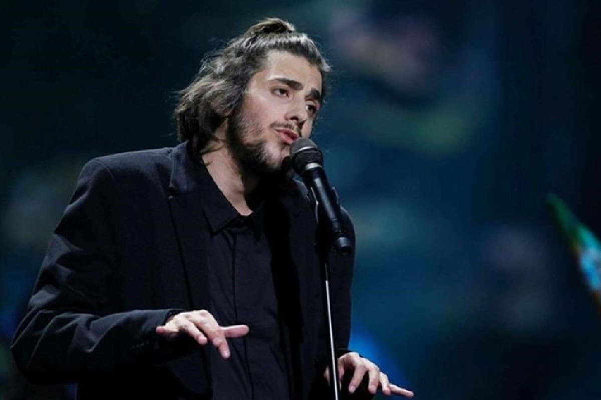 Salvador Sobral surpreende em palco com mudança radical de visual Esta é a nova imagem do cantor