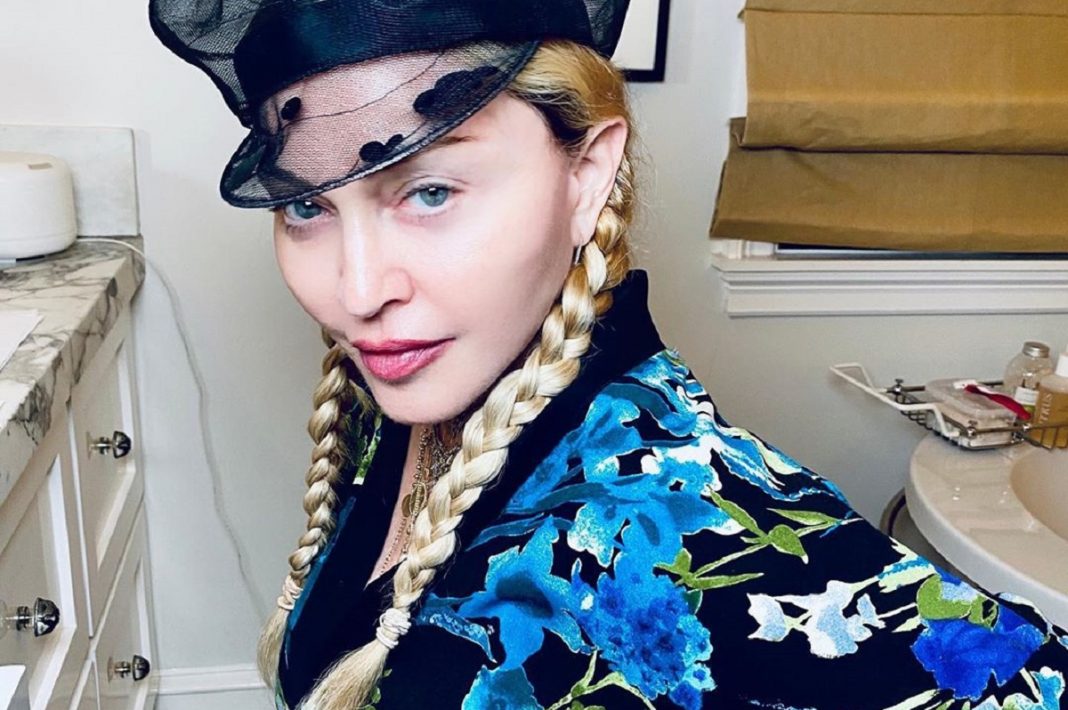 Madonna Surge Em Topless Na Casa De Banho 