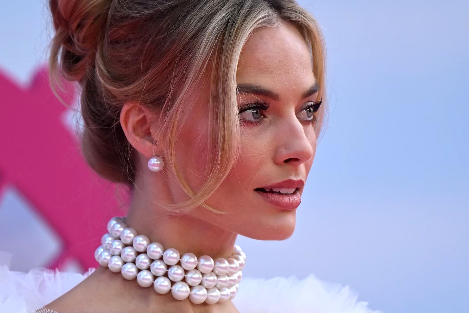 Atriz Margot Robbie posa com diversas roupas da boneca Barbie em