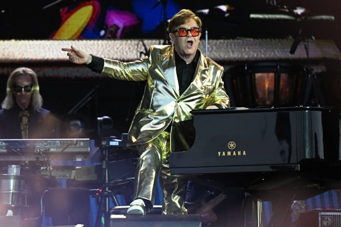 Elton John leiloa guarda-roupa
