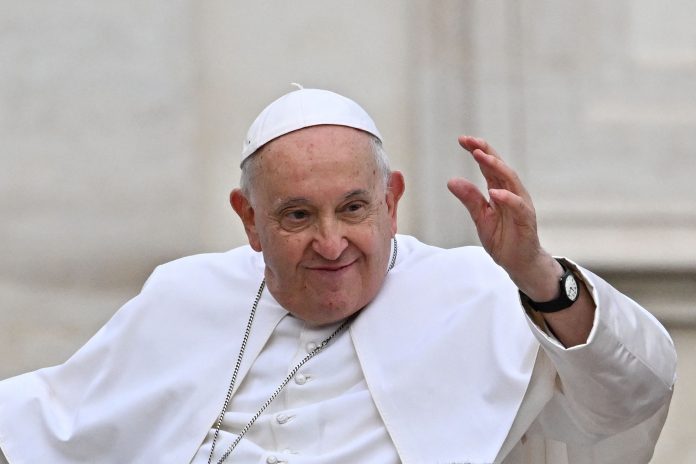 Papa Francisco recebe artistas portugueses no Vaticano