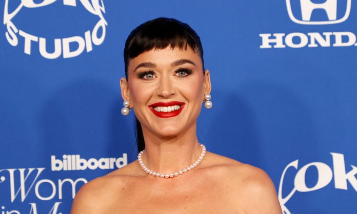 Katy Perry surge mais magra e fãs reagem