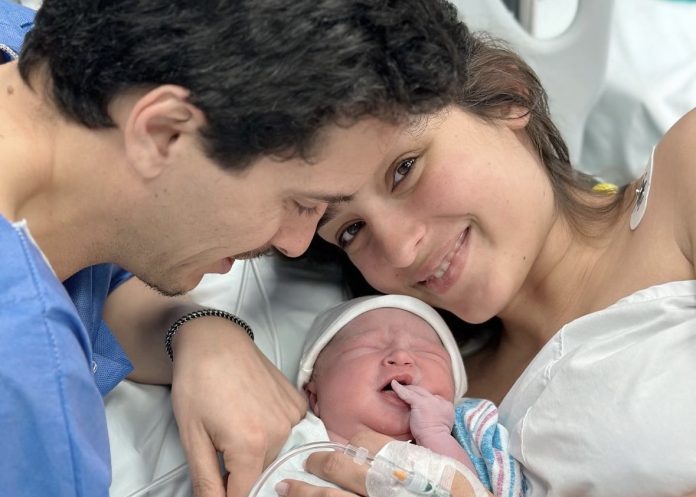 Angie Costa no nascimento da filha